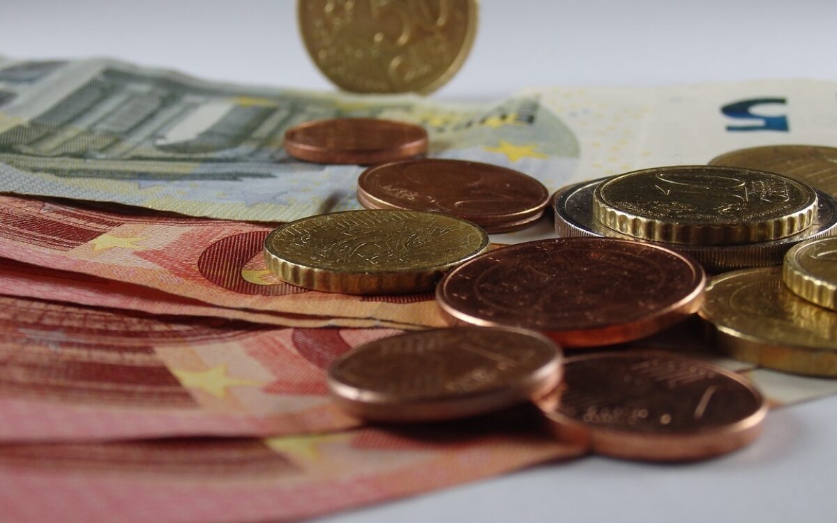 Ein paar Euro Münzen und Scheine Ein paar Euro Münzen und Scheine
